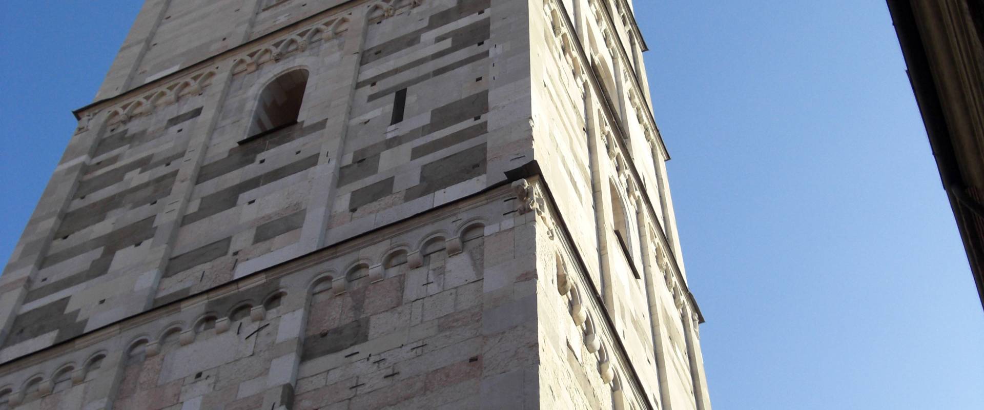 Torre Ghirlandina di Modena dal basso 3 foto di Matteolel